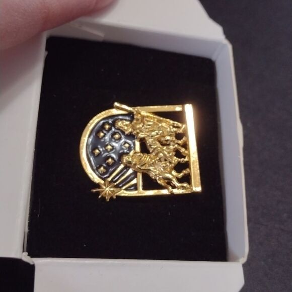 *Sale* Avon holy family tac pin - Picture 4 of 8